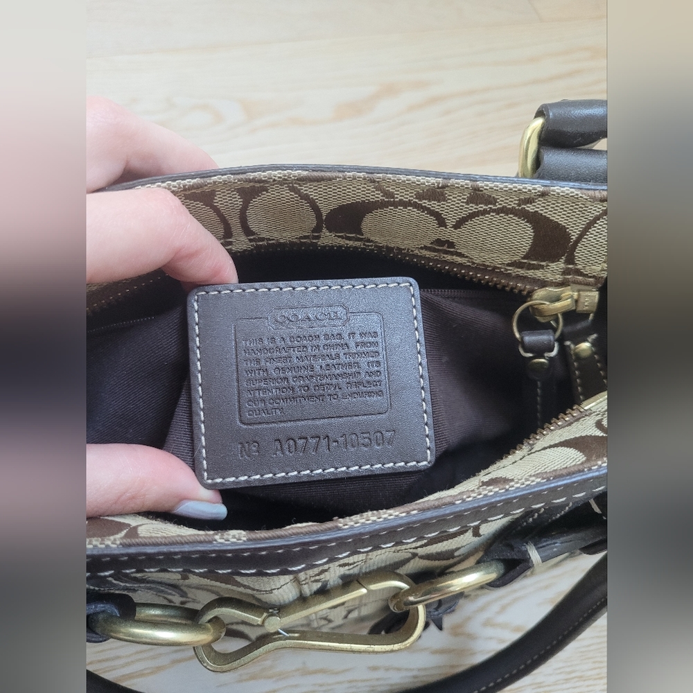 Coach Signature Bag - Picture 6 of 8